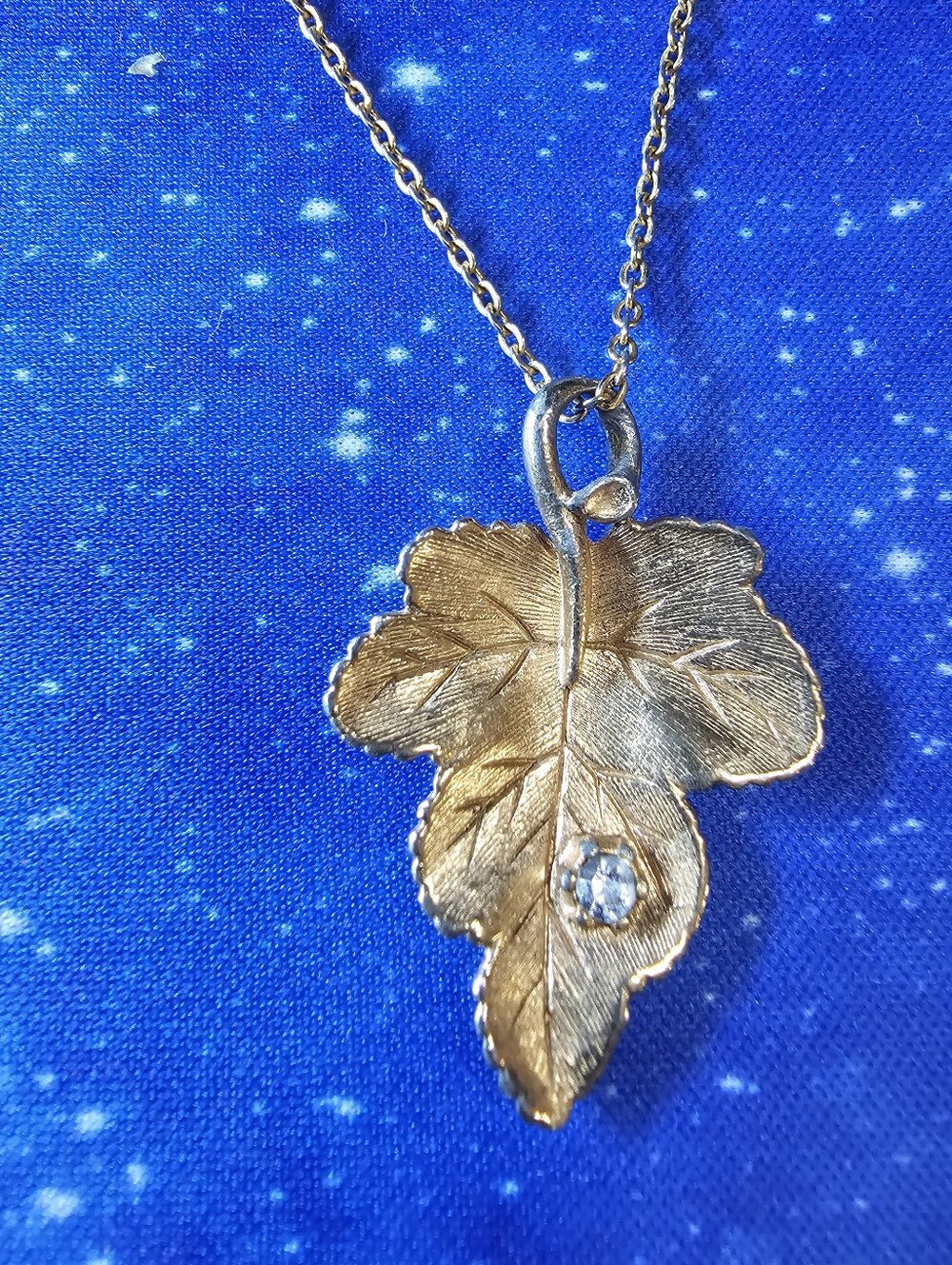 Vintage 1978 Avon Gold-tone Leaf Pendant Necklace